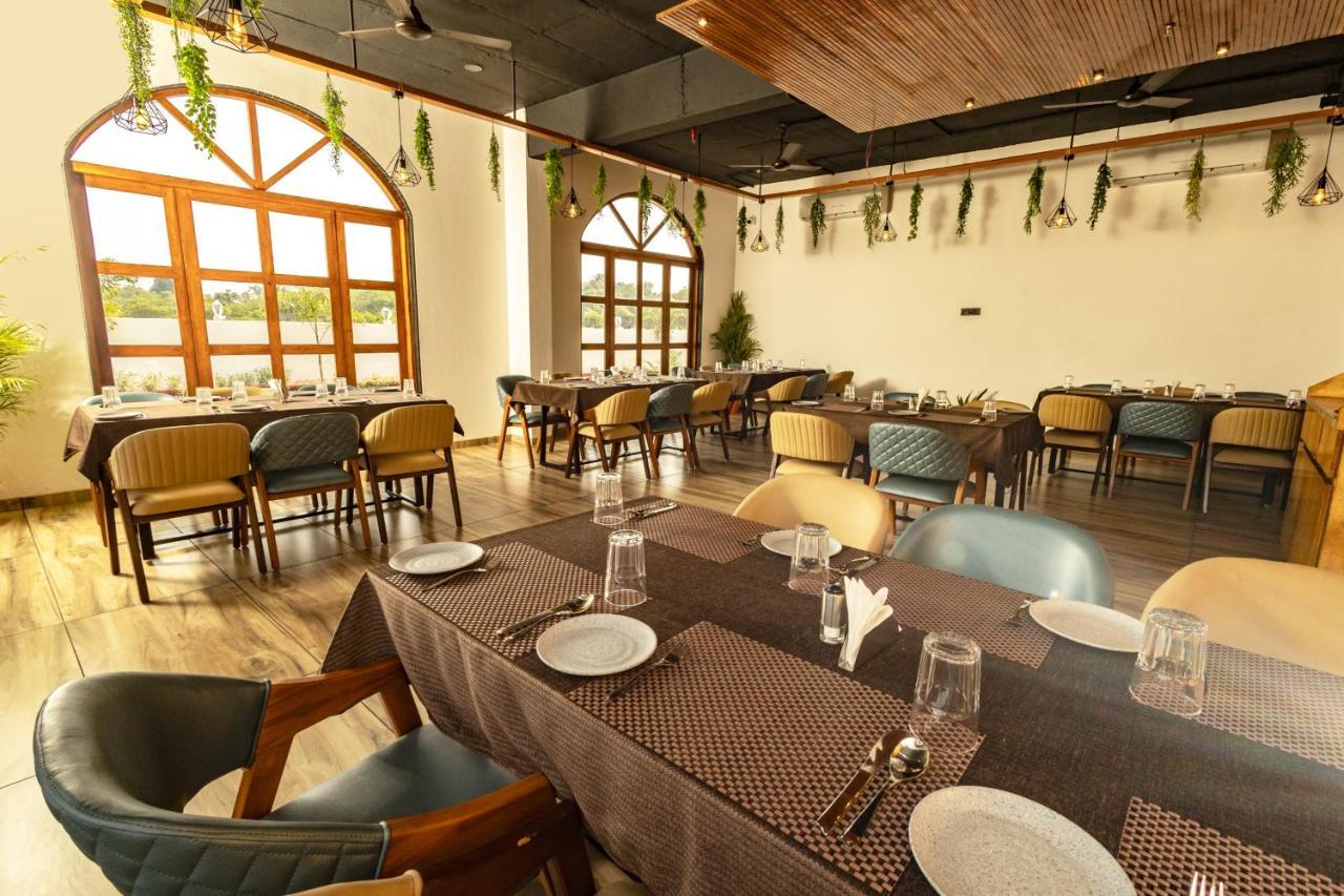 Krown Palace Resort Silvassa Eksteriør billede