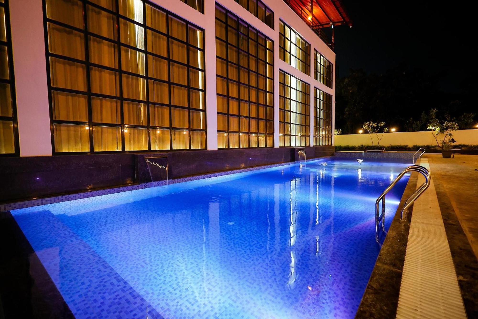 Krown Palace Resort Silvassa Eksteriør billede