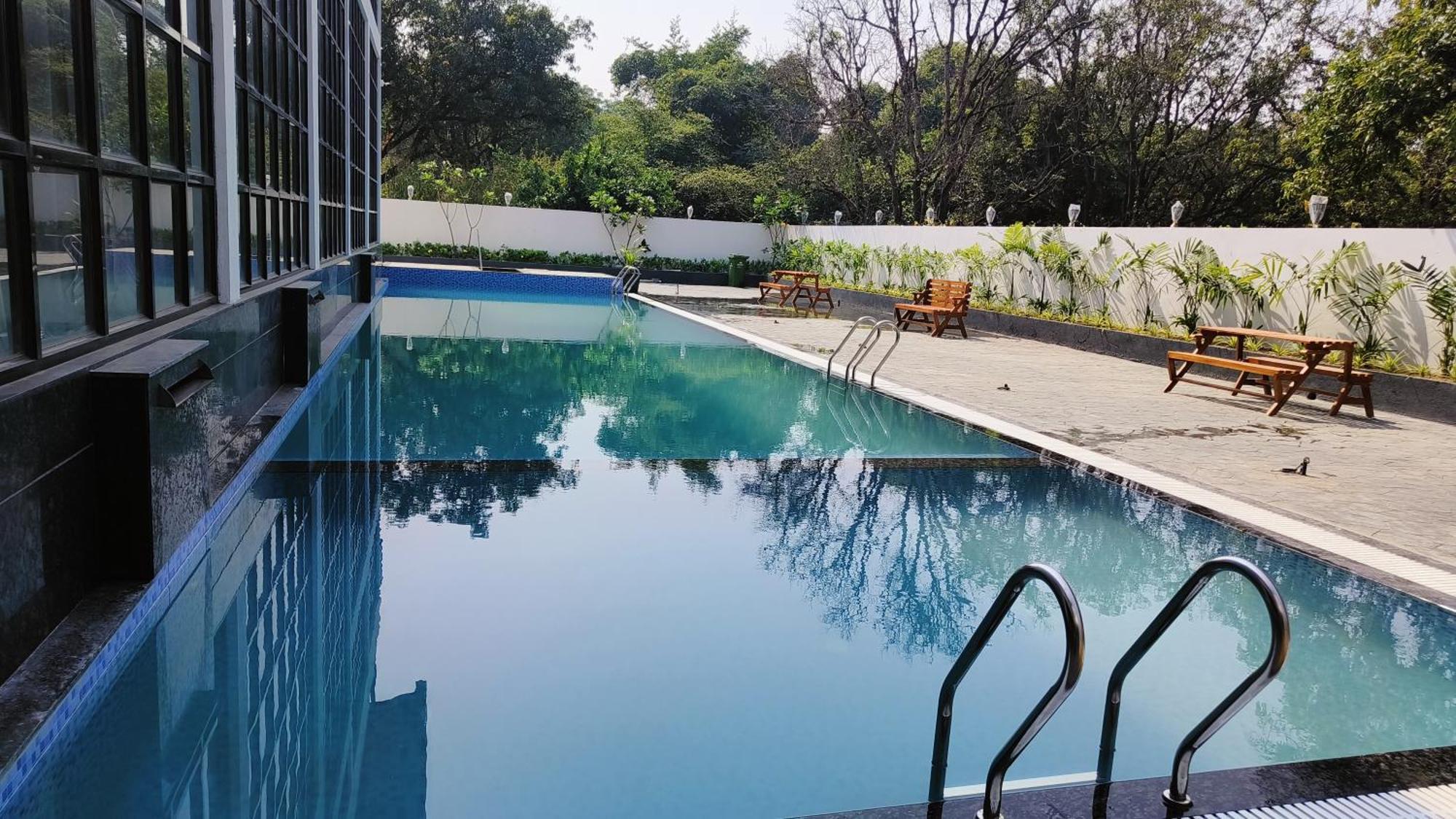 Krown Palace Resort Silvassa Eksteriør billede